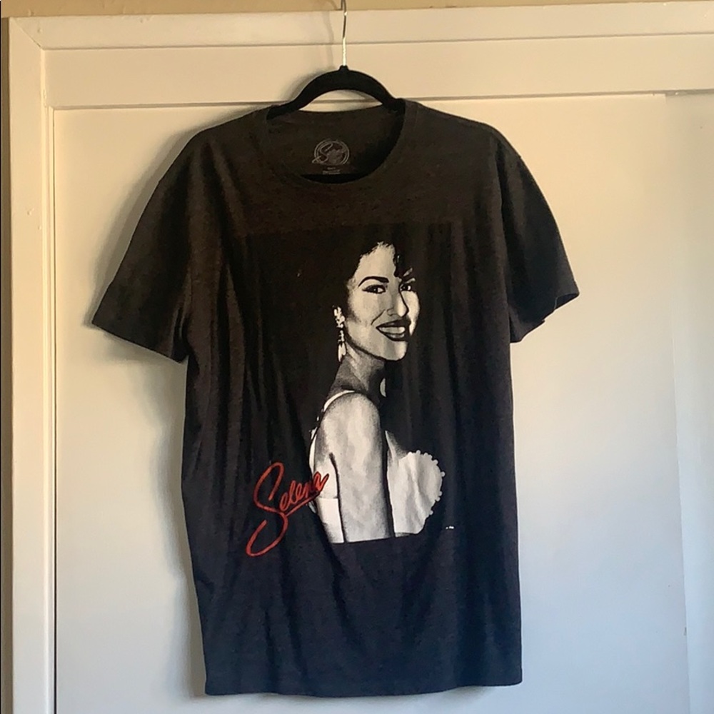 Selena Tee